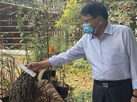 屏东县政府16日在麟洛乡柚园生态农场发表“听树”专书，县长潘孟安期盼民众学习与树木共好共存，迈向友善植物城市。