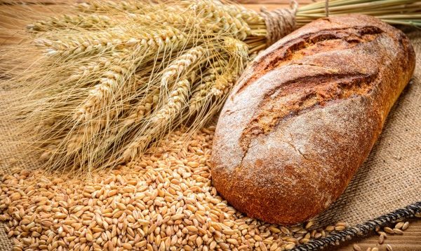 全麥麵包通常是指用完整榖粒磨成的麵粉，所製成的麵包。(Shutterstock)