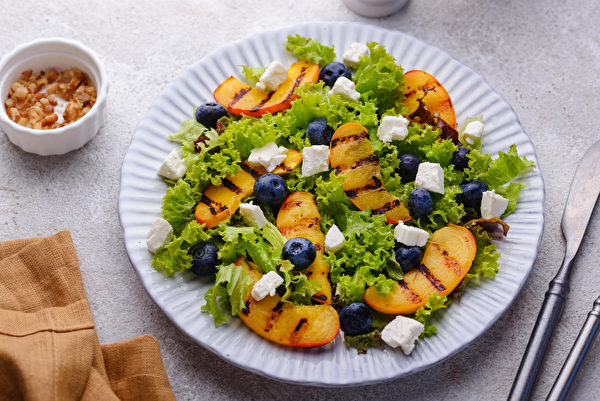 蓝莓可以搭配沙拉一同食用。(Shutterstock)