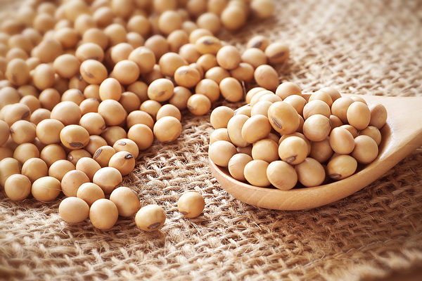 網上流傳的說法表示大豆會增加乳腺癌風險、讓男性變得女性化。(Shutterstock)