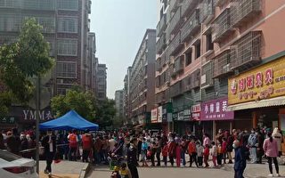 张家界爆疫突封控 逾百游客抗议被赋红码