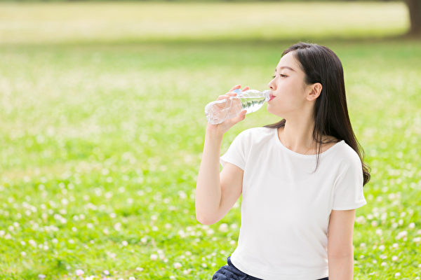 喝茶不等于为身体补水，长期喝水不足会引发许多健康问题。(Shutterstock)