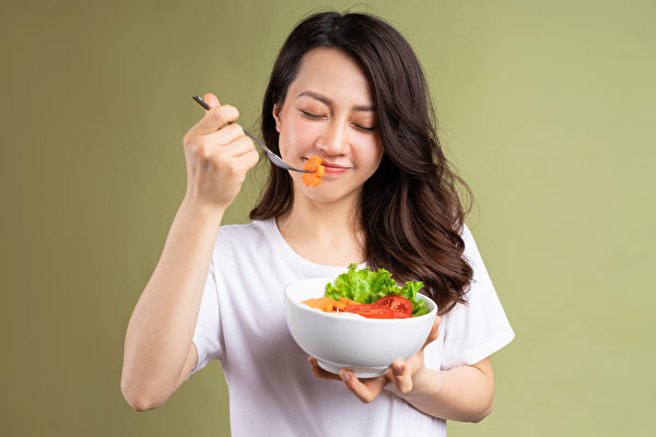 饮食才是保养肌肤最重要的事。(Shutterstock)