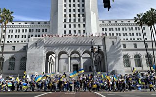 洛杉磯市政府前數百民眾聲援烏克蘭