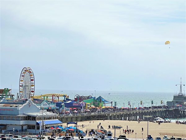 夏季将至 各地民众涌入洛杉矶海滩度假