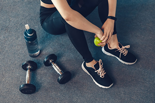 增肌運動、多喝水、多攝取纖維等方法，有助維持健康與增進體適能。(Shutterstock)