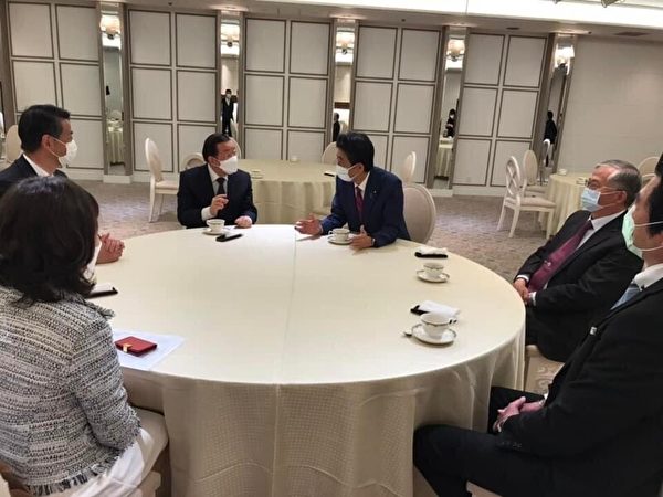 Shinzo Abe talks with Xie Changting