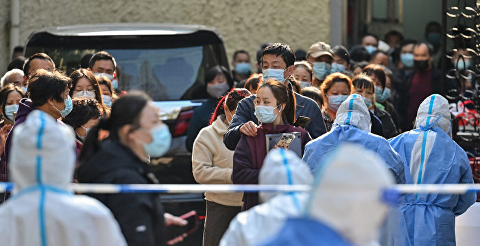 小区被封 上海医生隔栅栏为女子拆线引热议