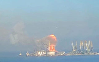 乌军称炸毁俄史诗级舰艇 火球盘旋浓烟翻滚