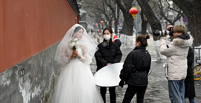 中国经济陷“房子结婚生子”不可能三角