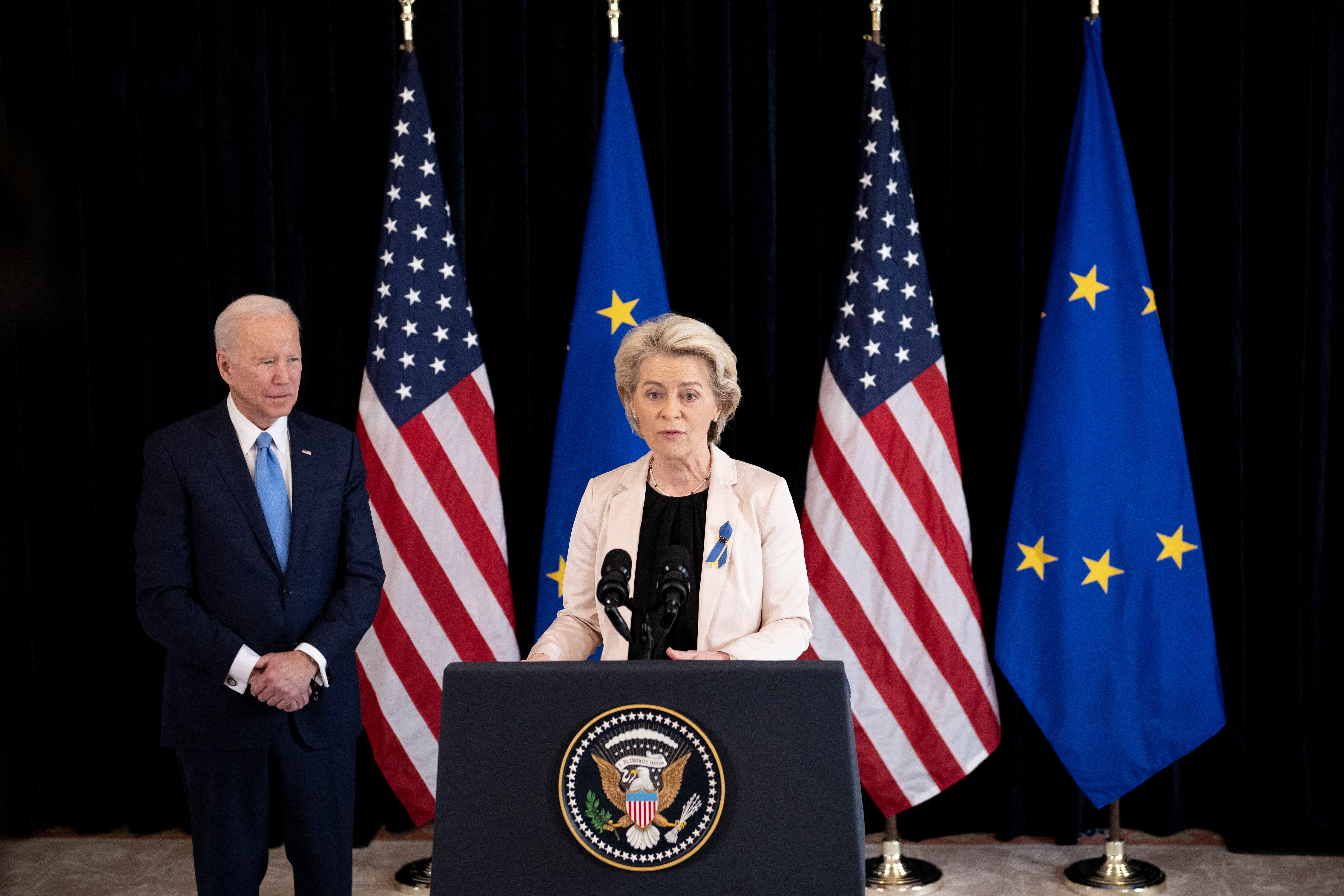 2022年3月25日,歐委會主席馮德萊恩(Ursula von der Leyen)及美國總統拜登在布魯塞爾宣布,美國和歐盟將成立一個聯合工作組,美國將向歐盟供應更多的液態天然氣(LNG),幫助其擺脫對俄羅斯天然氣的依賴。(Brendan Smialowski/AFP)
