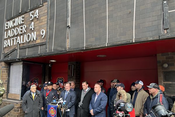 纽约消防员因疫苗令失业 要求市长恢复其工作
