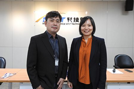 科技部人文司司长林明仁(左)及长庚大学助理教授许嘉芬合影。