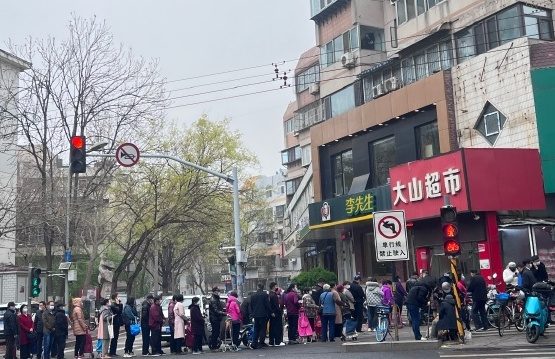 【一线采访】沪疫情蔓延80市 济南现抢购潮