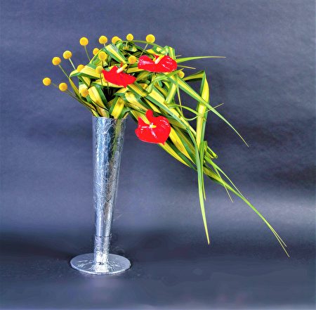 花艺作品“航向未来”，以新西兰叶、红火鹤结合当季花材金仗球呈现。