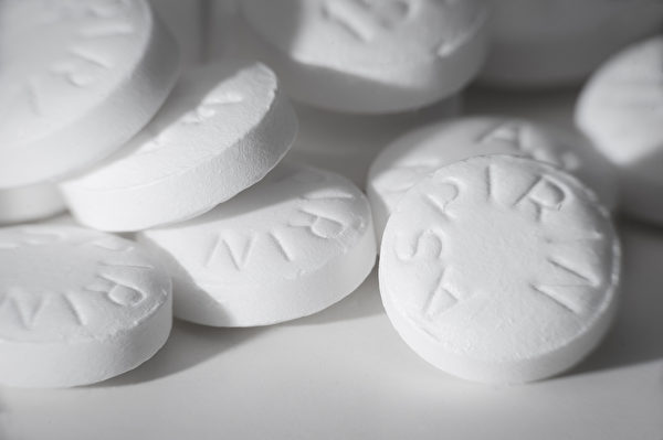 新研究顯示，中度新冠病患在發病初期服用阿司匹林（aspirin）看起來很有幫助。（shutterstock）