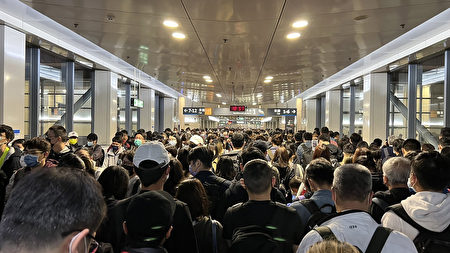 图为高铁台南站内晚间满是人潮。