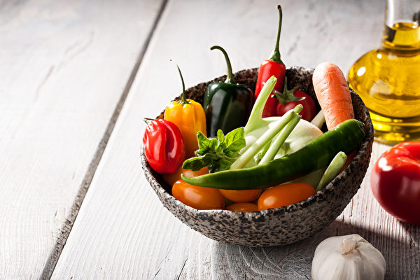 在飲食中增加蔬果比例，有助降低感染率及重症風險。(Shutterstock)