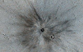 NASA探测器发现火星上有个新的撞击坑