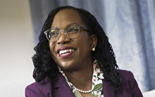 美参院确认杰克逊入最高院 首位非裔女大法官