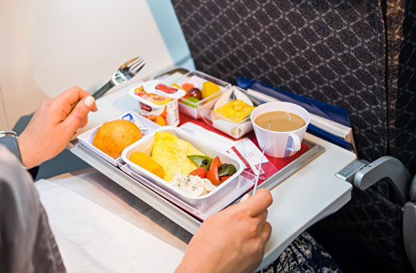 飞机餐点选项不多，可以自带切好的水果、沙拉等。(shutterstock)
