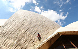 组图：悉尼歌剧院外墙检修 进行磁砖敲击测试