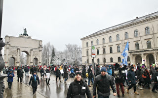 慕尼黑數千人冒雪集會遊行 抗議強制疫苗政策