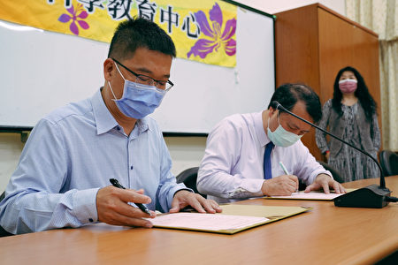 嘉中（左）與中正大學簽署科學教育聯盟協議書。
