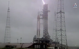 NASA二次登月火箭发射塔被闪电击中