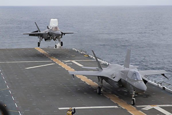 2022年3月30日在太平洋海域，美军2架F-35B闪电II战机降落在的黎波里号两栖攻击舰（LHA-7）的甲板上。（美国海军）