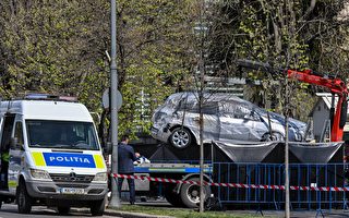 组图：俄驻罗马尼亚大使馆遭汽车冲撞