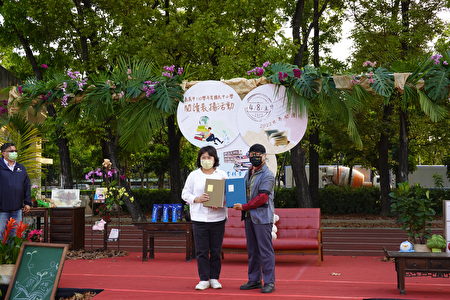  市長黃敏惠代表接受楊夏蕙老師（右）贈書。