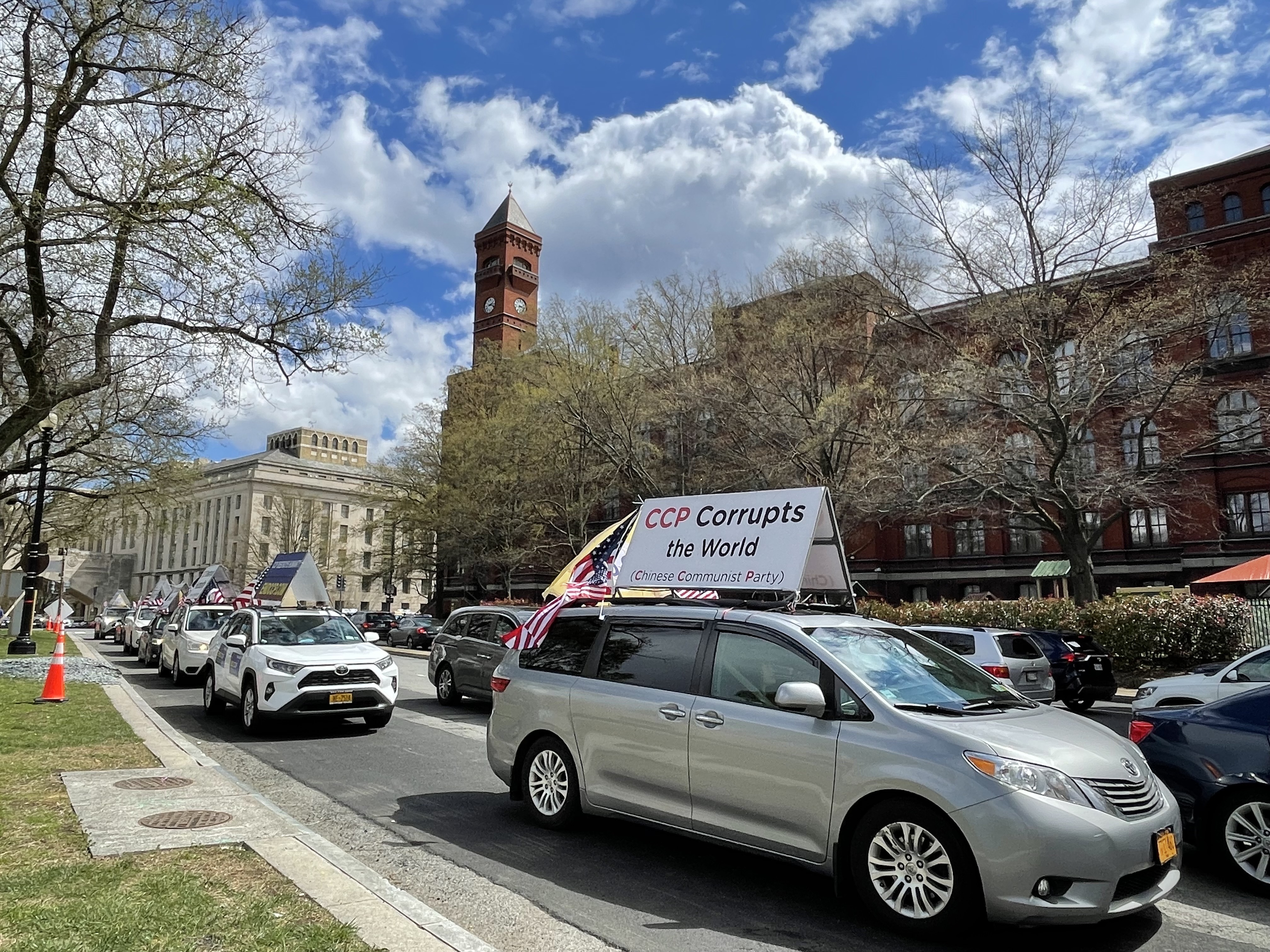 “打倒中共恶魔”（End CCP）纽约车队在华盛顿DC车游，传递“拒绝中共 远离中共病毒”的信息。