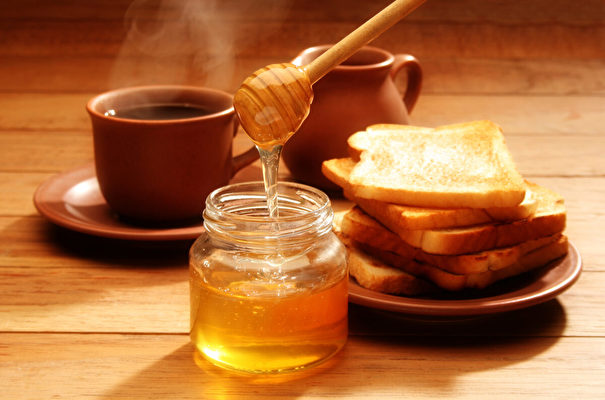 研究发现，蜂蜜咖啡在治疗感染后持续咳嗽症状方面效果优于一种类固醇药物——泼尼松龙。（Shutterstock）