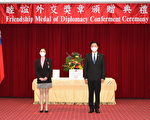 颁瑞典议员外交奖章 吴钊燮：民主团结共抗威权