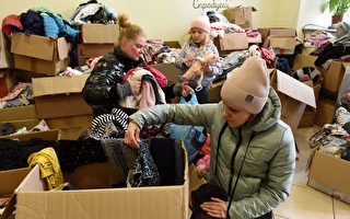 组图：乌克兰利沃夫物资捐赠站 协助难民