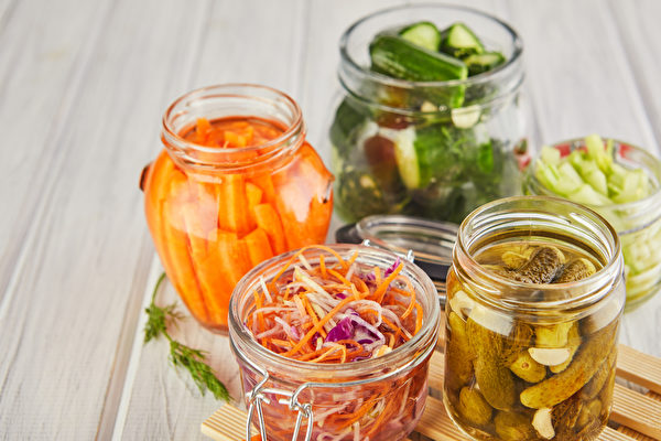 糯米醋和糖一起醃漬食材，能有效延長保存期限。(Shutterstock)