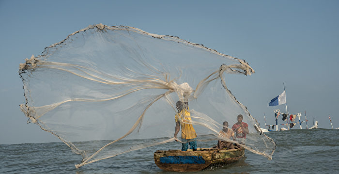 中共远洋捕渔船队非法滥捕 致西非民生困难