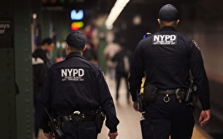 纽约应对暴力犯罪加强警力 却遭极左人士抨击