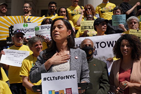 （圖二）2022年4月14日，紐約市議員利華娜（前）出席社區土地信託倡議團體在市政廳前的記者會。