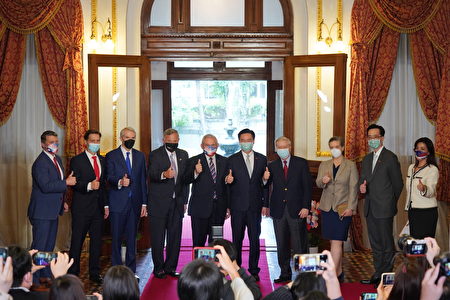 6名美跨党派参众议员访台，15日接受台湾媒体提问。