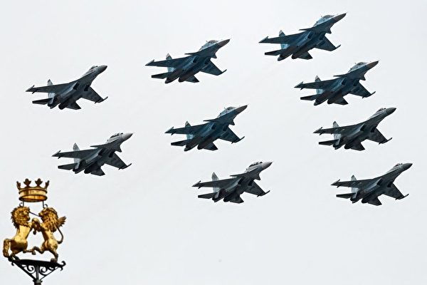 2021年5月9日，俄罗斯的Su-35S、Su-34和Su-30SM战斗机在阅兵中编队飞跃莫斯科市中心上空。 （Kirill Kudryavtsev/AFP via Getty Images）