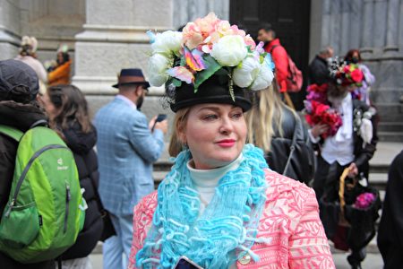 2022年4月17日，紐約市舉行復活節遊行，女士盛裝打扮，顯得雍容華貴。 