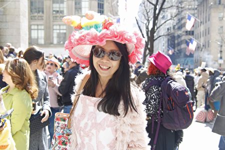 2022年4月17日，華人民眾王莉莉盛裝打扮，參與復活節遊行暨花帽節活動。