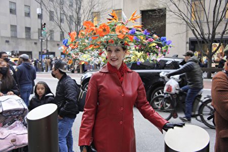 2022年4月17日，紐約市舉行復活節遊行，女士盛裝打扮，如同模特兒一般，顯得雍容華貴。