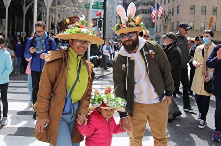 2022年4月17日，紐約市民一家人頭戴亮麗花帽，慶祝復活節。