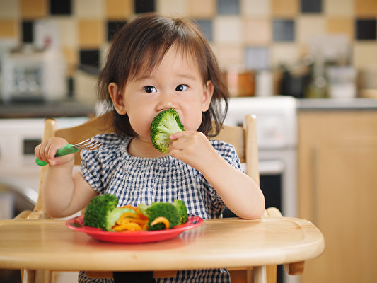 正在生长发育的儿童，不仅要均衡食用蔬果，还要补充蛋白质和锌。（shutterstock）
