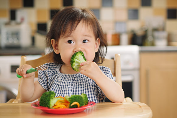 正在生長發育的兒童，不僅要均衡食用蔬果，還要補充蛋白質和鋅。（shutterstock）