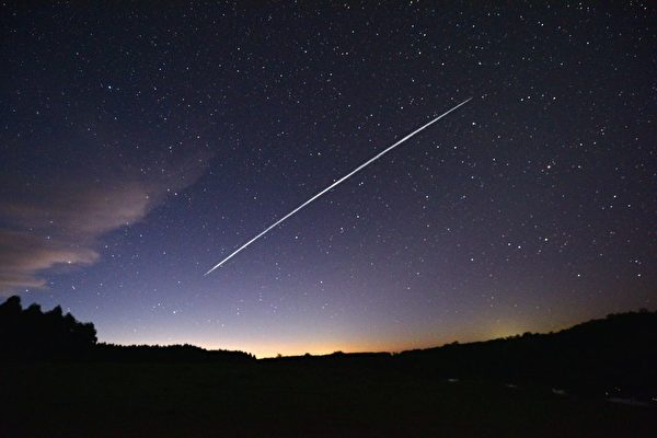 麻州上空“不明飞行物”是星链卫星