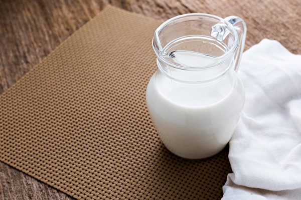 乳製品是十大最常見的過敏原之一，你能喝牛奶嗎？(Shutterstock)